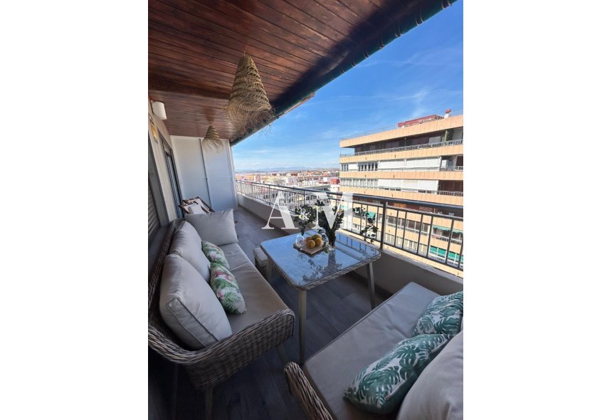 Alquiler a largo plazo - Apartamento / piso - Torrevieja - El Acequión - Los Náufragos