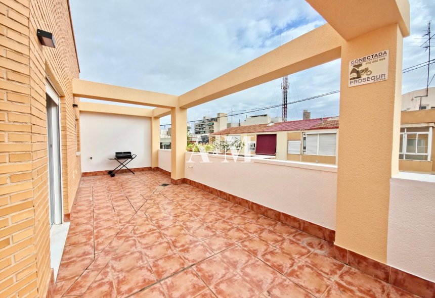 Alquiler a largo plazo - Ático - Alicante - Benalua