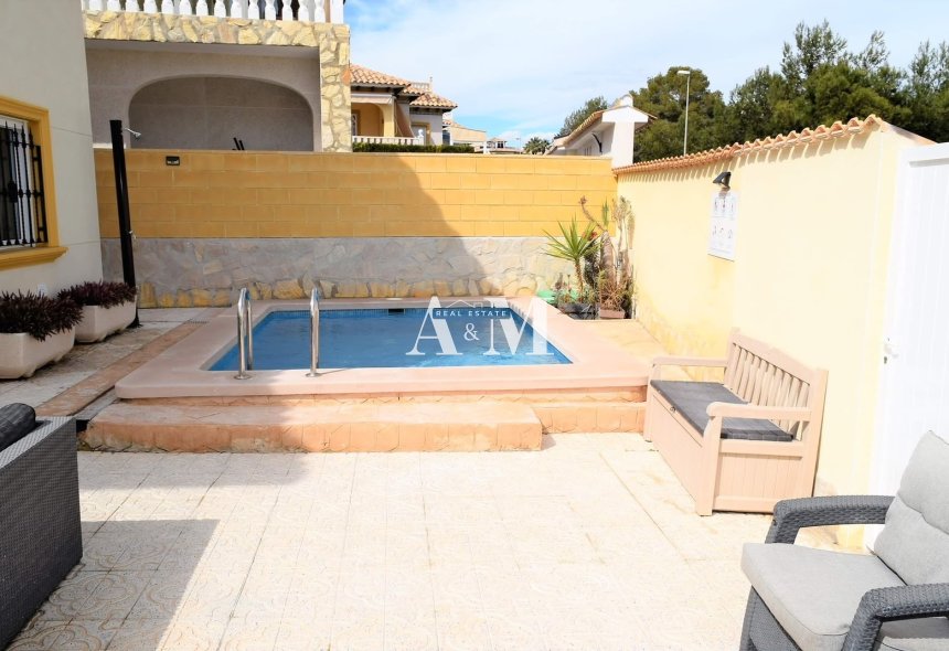 Alquiler a largo plazo - Chalet - Orihuela Costa - Cabo roig - La Zenia