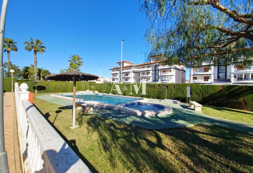 Alquiler a largo plazo - Chalet - Torrevieja - Torrelamata - La Mata