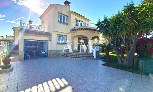 Chalet - Location à long terme - Orihuela Costa - Playa Flamenca