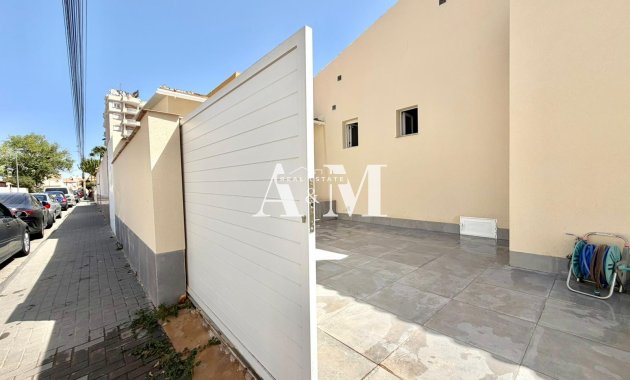 Resale - Chalet - Torrevieja - Nueva Torrevieja 