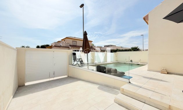 Resale - Chalet - Torrevieja - Aguas Nuevas - Torrelamata