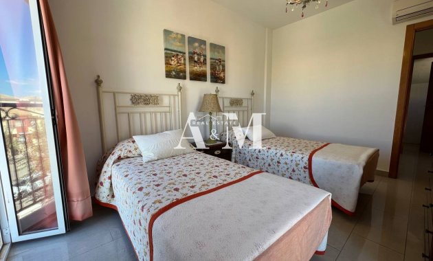 Alquiler a largo plazo - Chalet - Pilar de la Horadada