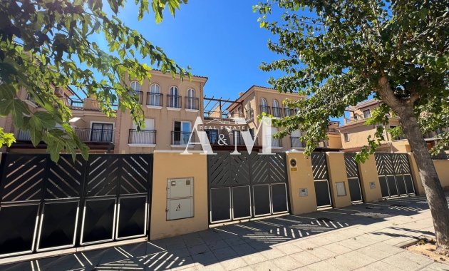 Alquiler a largo plazo - Chalet - Pilar de la Horadada