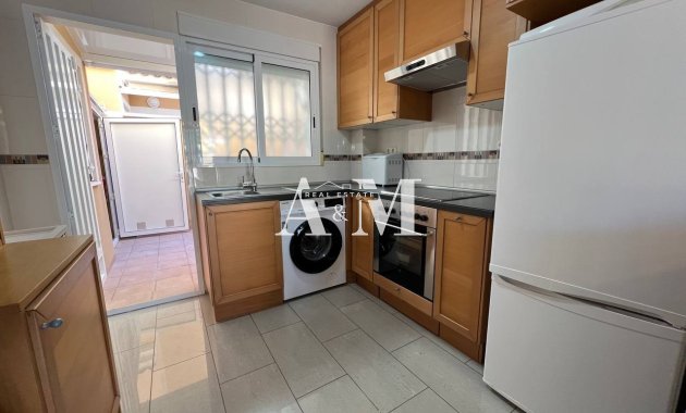 Alquiler a largo plazo - Chalet - Pilar de la Horadada