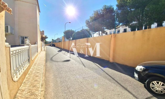 Alquiler a largo plazo - Chalet - Torrevieja - Torrelamata - La Mata