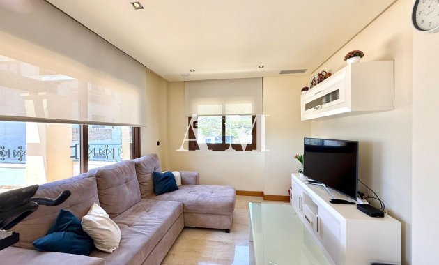 Alquiler a largo plazo - Ático - Guardamar del Segura - Urbanizaciones